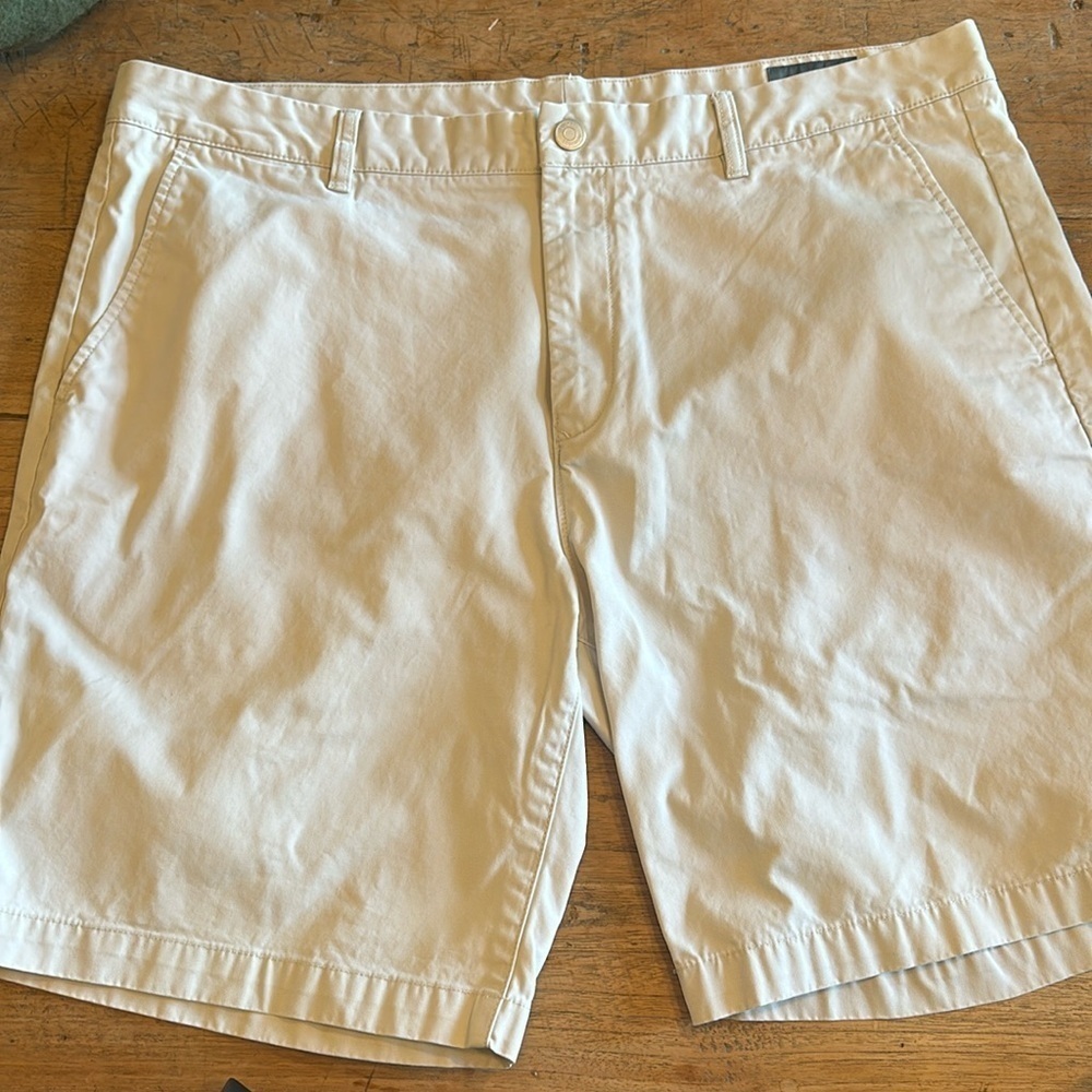 EUC Bonobos khaki shorts classic preppy flat front waist 40